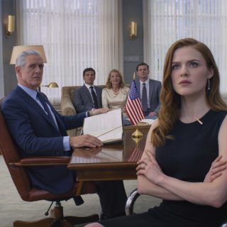 Mein milliardenschwerer Großvater hinterließ mir sein gesamtes Vermögen von sechs Milliarden Dollar… doch meine Eltern, die mich mit achtzehn Jahren enterbt hatten, erschienen lächelnd zur Anhörung und sagten: „Selbstverständlich kümmern wir uns um alles.“ Sie erwarteten, dass ich die Kontrolle abgeben würde, wie ich es immer tue. Doch dann wendete der Richter das Blatt… und ihr Lächeln verschwand.